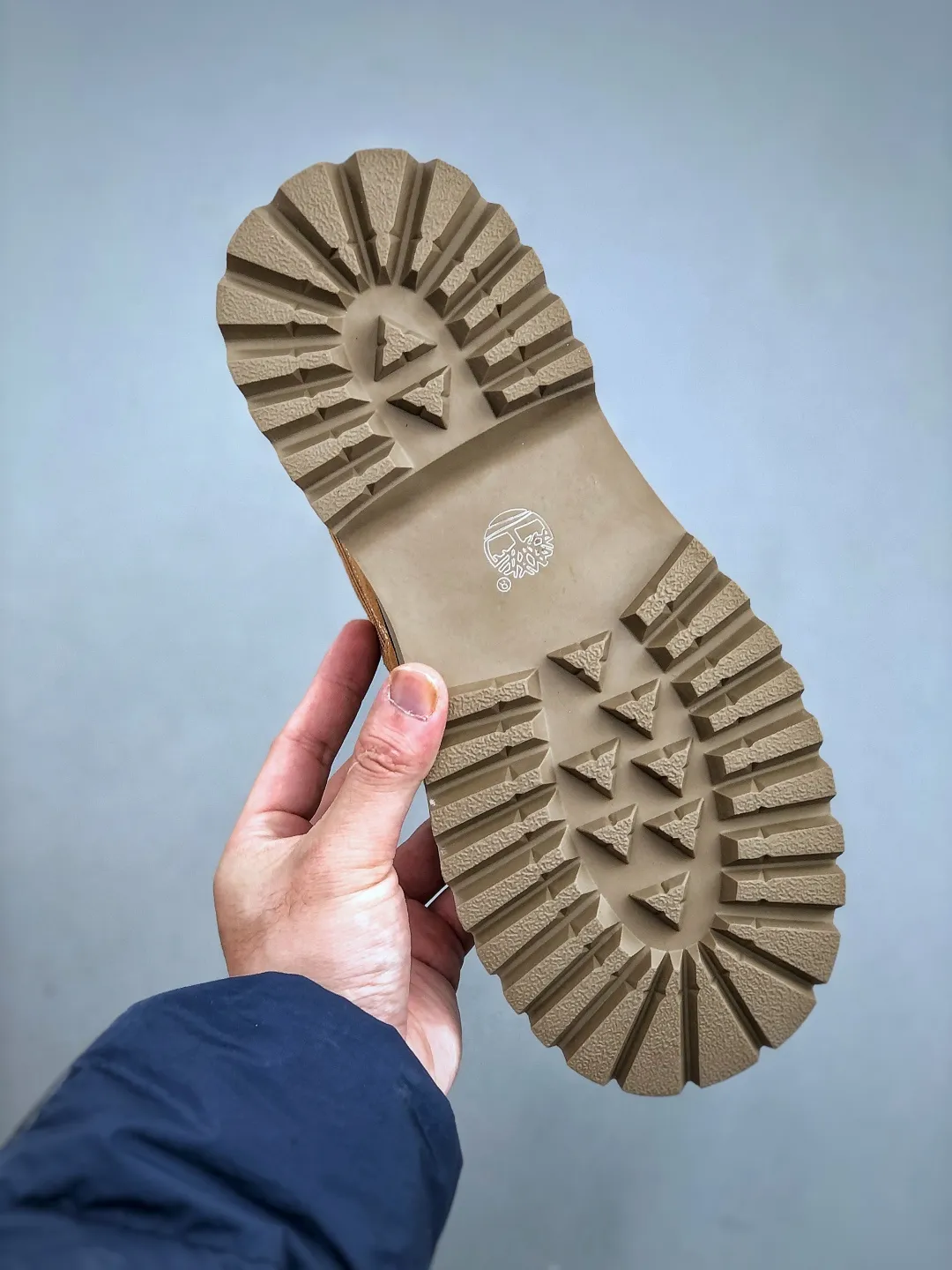 Local pick-up💰560 supports store release. New goods🚀#Timberland Timberland/Timberland New autumn and winter products (plush lining🔥warm and heat-locking) autumn and winter essential outdoor casual rhubarb boots series #Guangdong Dachang quality Original box original packaging Fashion and trend matching The fabric is made of Italian 🇮🇹 top frosted fine-grained cowhide with anti-odor and anti-corrosion genuine leather latex insoles The outsole and hardware are all made from factory raw materials. They are the same as the original Goodyear glue process. Good products do not kill pigs. The quality of the first order is strictly controlled. Exclusively launched on the entire network. The quality is beyond doubt. The full set of official website unified packaging gives you a perfect wearing experience. The quality is exquisite and durable. A must-have for sportsmen. Specializes in not being handsome. High-quality foot feel is first-class. This winter is suitable for outdoor cold protection. Daily casual matching. Size: 38 39 40 41 42 43 44 (leather shoe size)